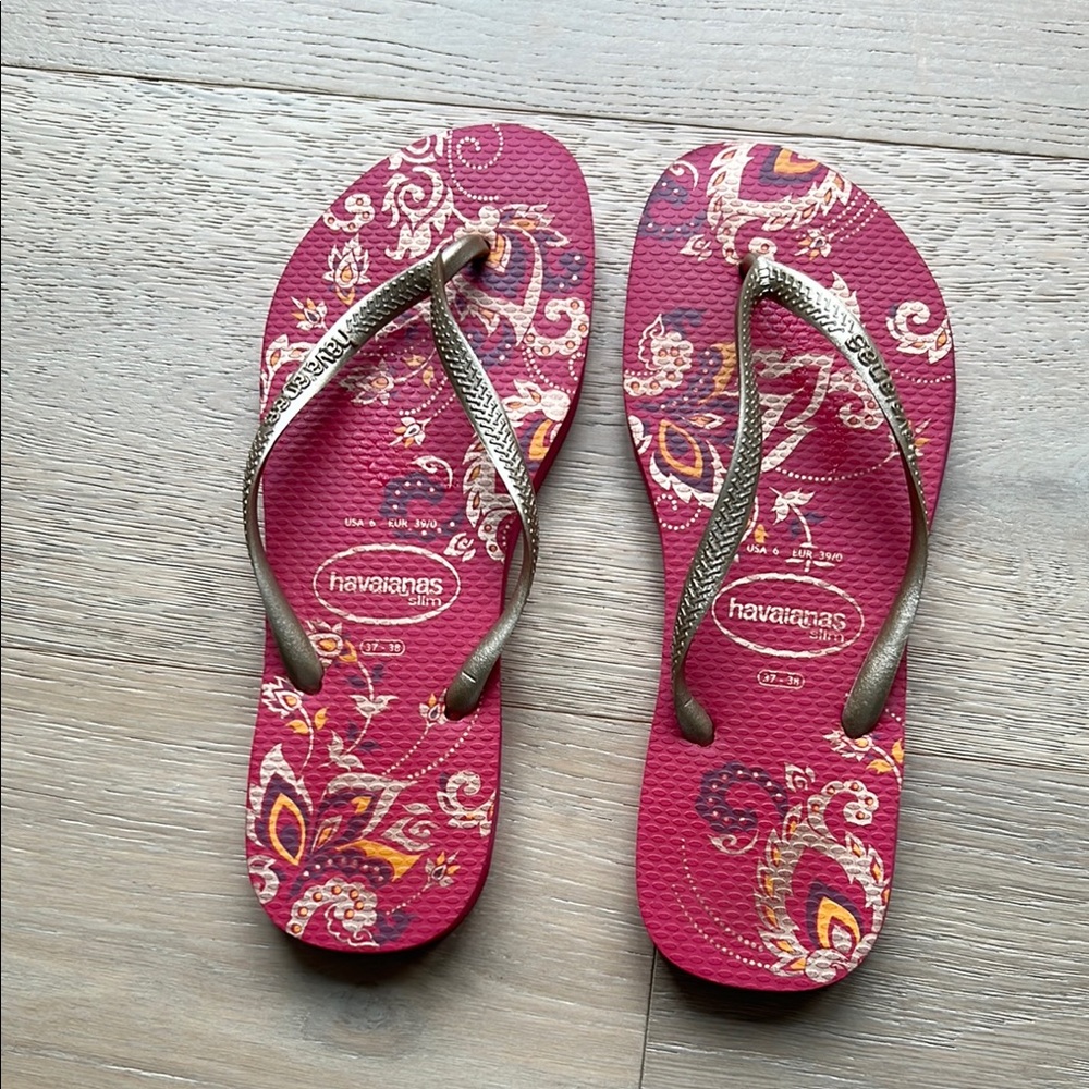 Havaianas Pink and Gold Sandals with Textured Sole